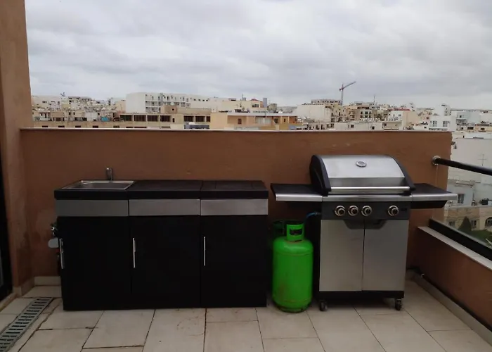 Xl Terrace Penthouse Bbq 200m From The Sea And Square St. Paul's Bay